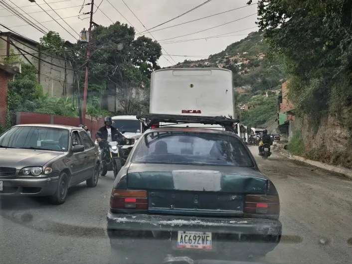 Vecinos de El Junquito reparan carretera principal con escombros