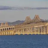 Vista escénica del puente Richmond–San Rafael cruzando la bahía de San Francisco.