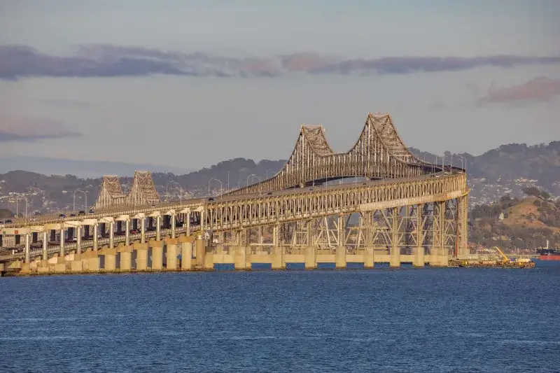 Vista escénica del puente Richmond–San Rafael cruzando la bahía de San Francisco.