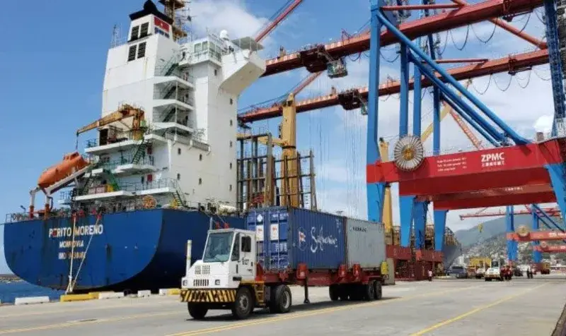 Aduanas venezolanas ya reciben los primeros cargamentos navideños