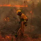 El fuego en Niebla ya abarca unas 8.000 hectáreas