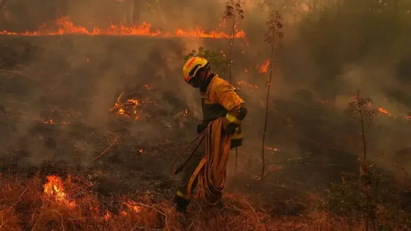 El fuego en Niebla ya abarca unas 8.000 hectáreas