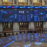 Mercados arrancan la semana con tensión por Medio Oriente y alza del petróleo