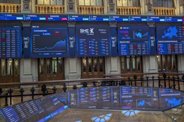 Mercados arrancan la semana con tensión por Medio Oriente y alza del petróleo