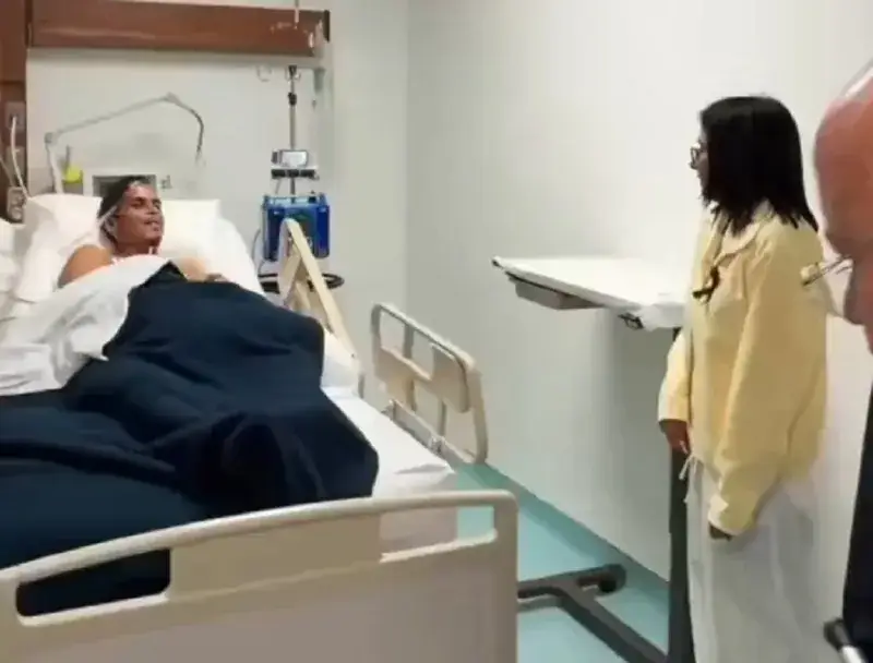 Delcy Rodríguez visitó en Caracas al vigilante rescatado tras ocho días bajo escombros