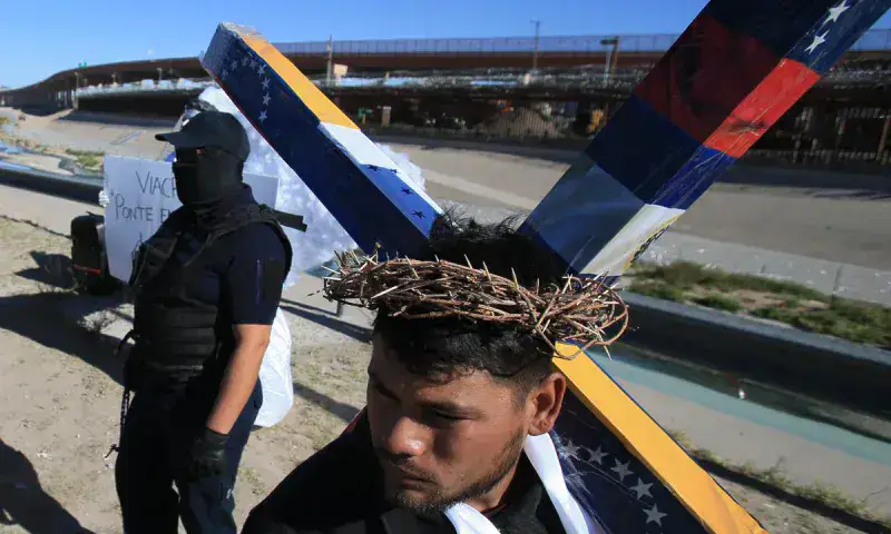 Migrantes escenifican viacrucis y piden justicia por muerte de 39 en incendio
