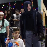 Bad Bunny entrega regalos a niños y jóvenes de Puerto Rico