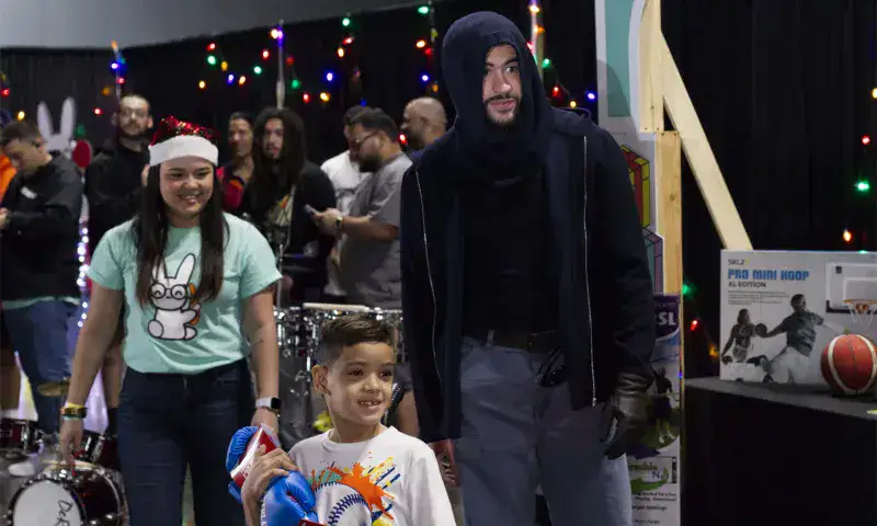 Bad Bunny entrega regalos a niños y jóvenes de Puerto Rico