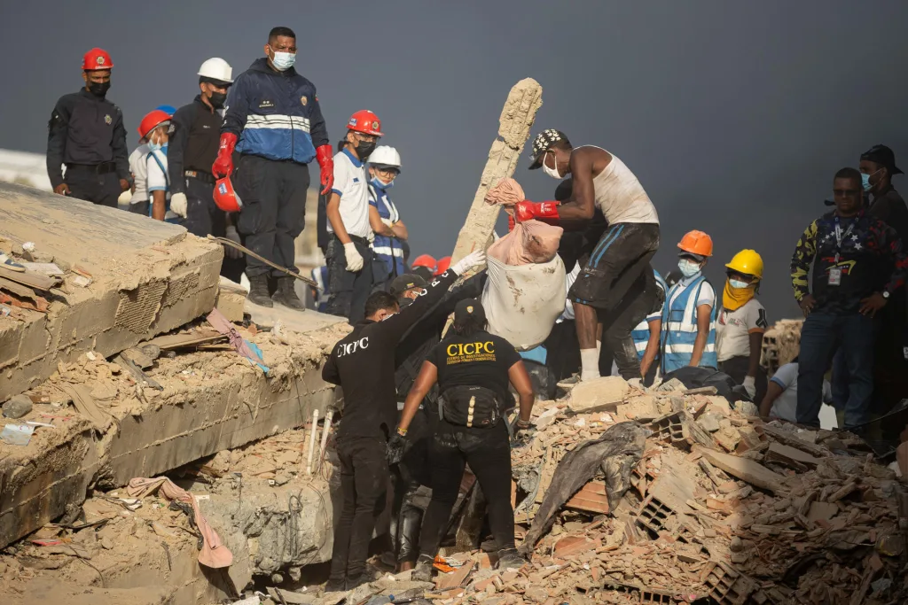 A una semana de los sismos en Venezuela, siguen las cifras de muertos y desaparecidos