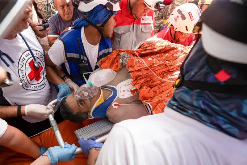 Hernán Gil recibe visita en la clínica tras ser rescatado entre escombros en La Guaira