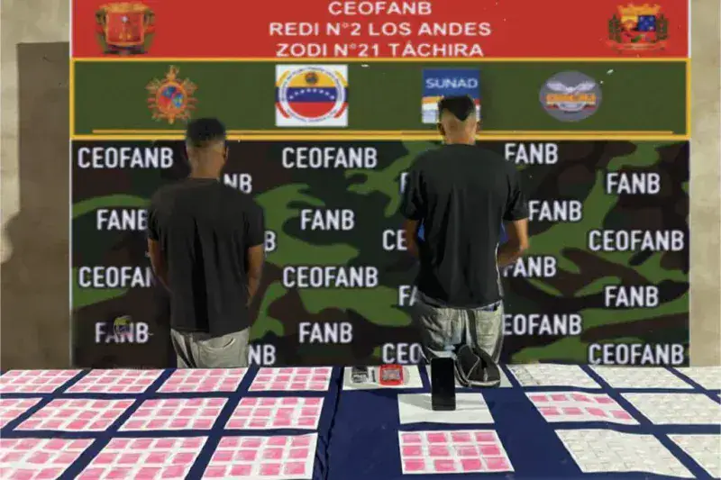 Capturan en flagrancia a dos narcotraficantes