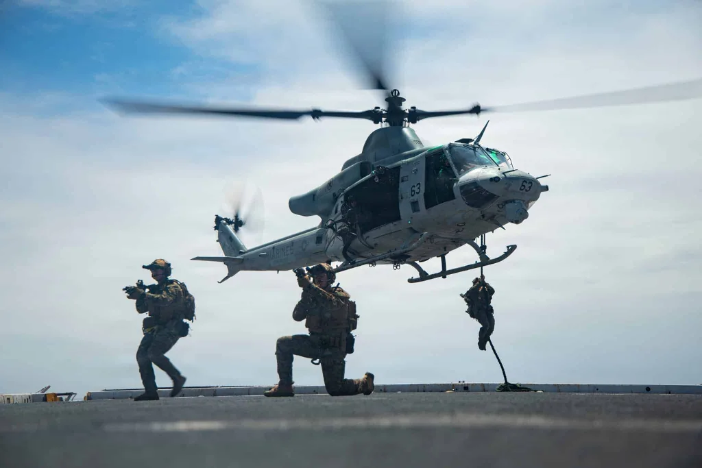 Marines de EE.UU. ejecutan maniobras de abordaje en La Guaira
