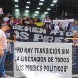Familias de presos políticos rompen cerco policial en Caracas