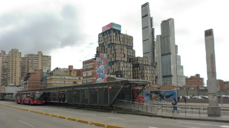 File:Parada 3 tm Universidades Bogotá Col.jpg