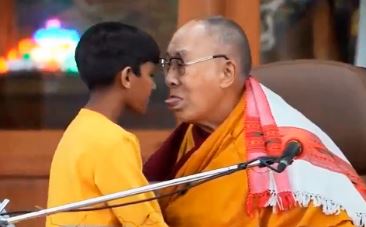 El Dalái Lama se disculpa tras pedir a un niño que "chupe su lengua"
