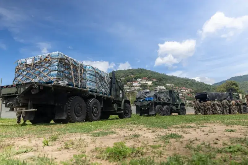 Militares de EE. UU. distribuyen agua en Anare tras sismo
