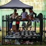 Niños huérfanos tras los terremotos de junio enfrentan miedo y trauma