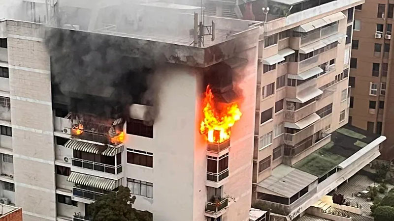 Dos personas fallecidas en incendio en edificio en Los Palos Grandes