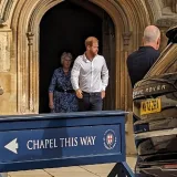 El príncipe Harry visita la capilla en donde está enterrada Isabel II