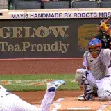 Acuña deja juego por contusión en un hombro tras pelotazo