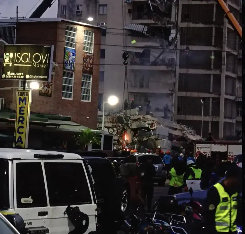 Incendio y explosión suspenden labores de rescate en edificio San Judas Tadeo de El Paraíso