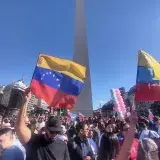 File:Venezolanos celebrando en el Obelisco de Buenos Aires la captura de Nicolás Maduro por EEUU.jpg
