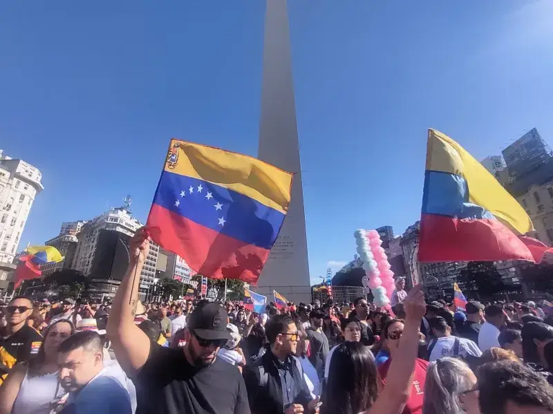 File:Venezolanos celebrando en el Obelisco de Buenos Aires la captura de Nicolás Maduro por EEUU.jpg