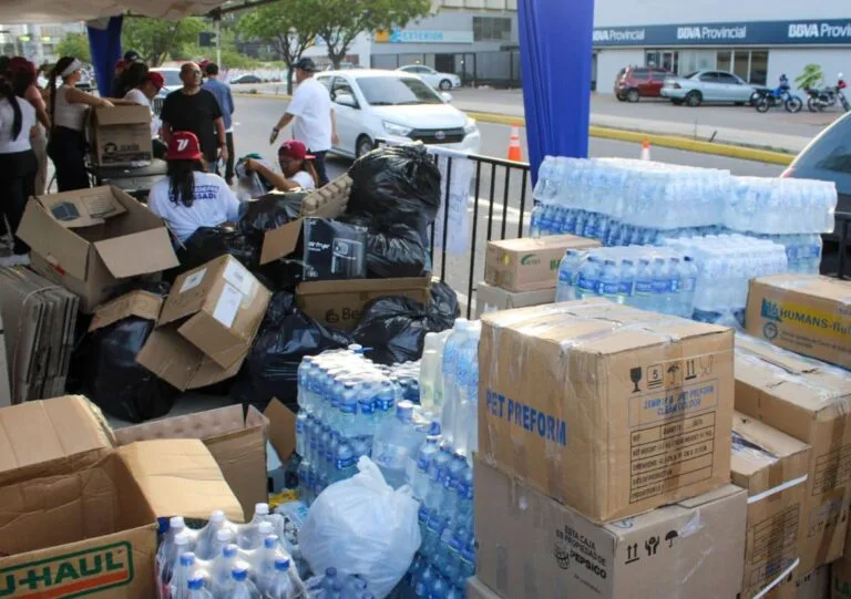 Marabinos acuden a centros de acopio para ayudar a afectados por los terremotos