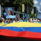 Opositores marchan en Caracas y exigen fecha electoral
