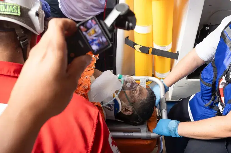 Rescatan con vida a Hernán Gil en La Guaira tras ocho días entre ruinas