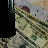 El bolívar pierde más del 50 % de su valor frente al dólar en 2023