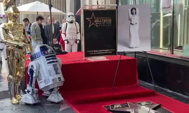 Reconocen legado de Carrie Fisher con una estrella en Hollywood