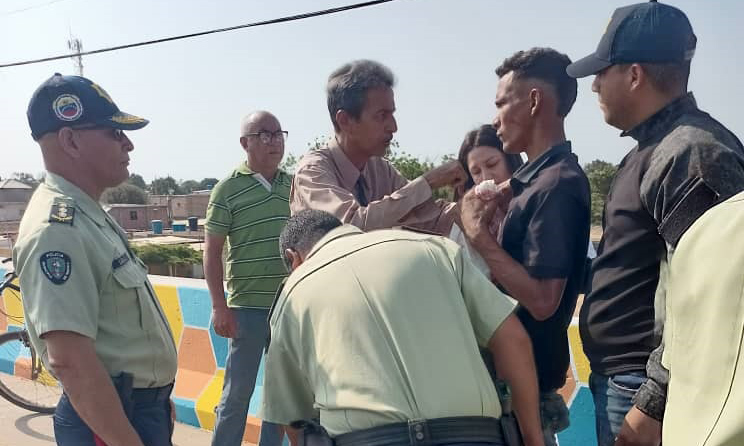 Rescatan a joven que intentó lanzarse del Puente Unión