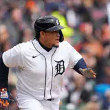 Miguel Cabrera iguala a una leyenda con su doble 610