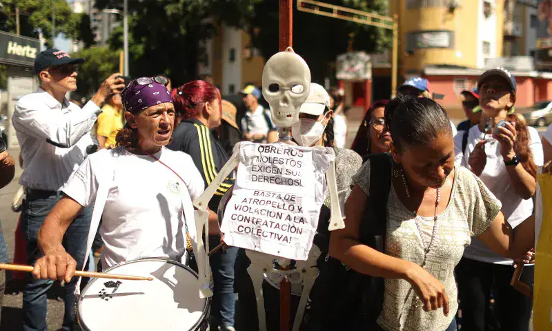 Trabajadores protestan para exigir mejores condiciones laborales