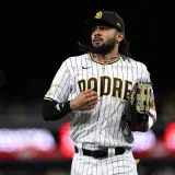 Tatis Jr. triplicó en su primer juego en casa