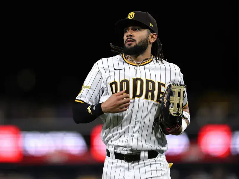 Tatis Jr. triplicó en su primer juego en casa