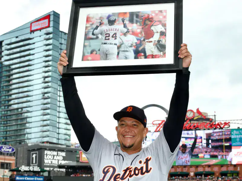 Cardenales de San Luis honran a Miguel Cabrera