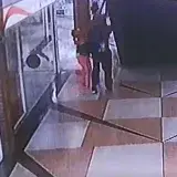 Vigilante salva a niña al caer de una escalera mecánica en Petare