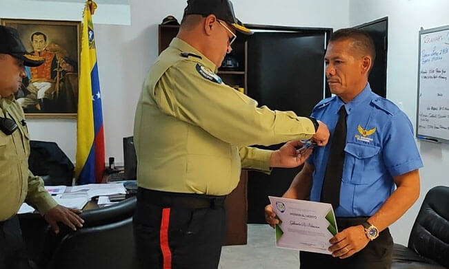 Otorgan reconocimiento al vigilante que salvó a una niña en Petare