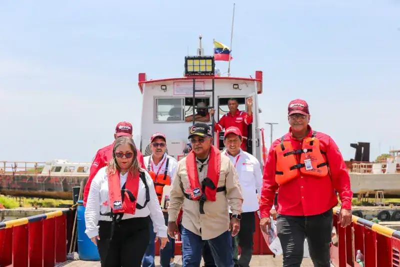 Supervisan trabajos en el barco recoge crudo El Templario