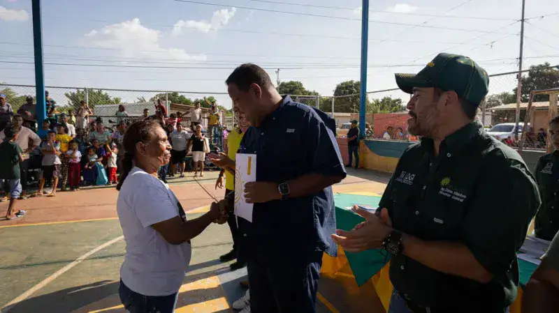 Alcaldía entrega más de mil nomenclaturas en Idelfonso Vásquez