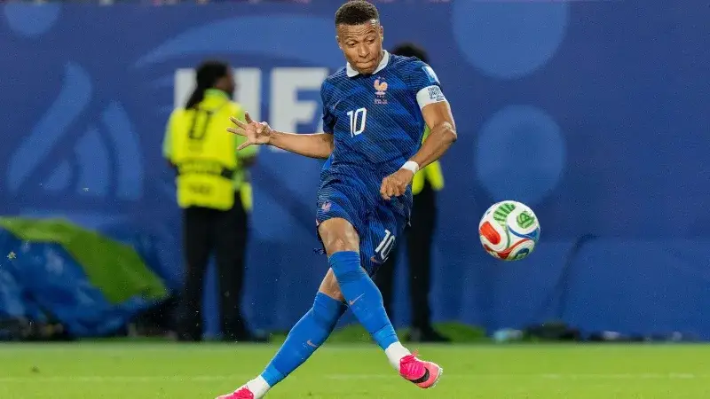 Mbappé impulsa a Francia con goleada 3-0 y cruce ante Paraguay