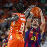 Barcelona derrota 113-112 al Valencia y toma ventaja en la final de la Liga Endesa