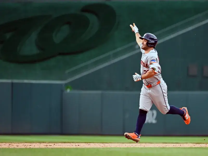 Altuve remolca tres en derrota de Houston