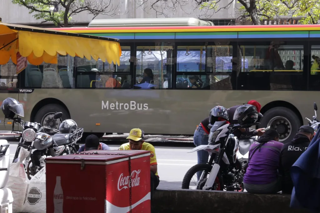 Caracas intenta volver a la normalidad entre réplicas, carpas y búsquedas