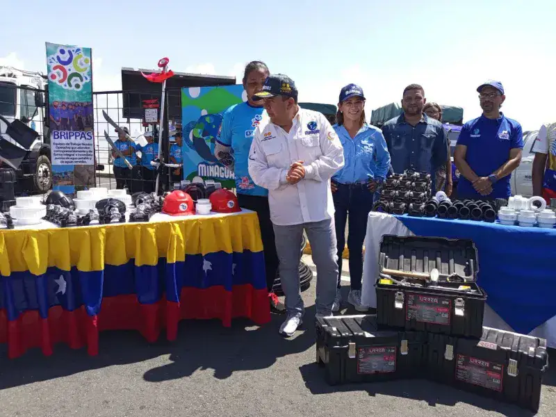 En Zulia entregan equipos para aumentar atenciones en las comunidades