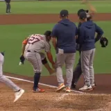 Expulsan a José Altuve por quitarse una media y un zapato en pleno juego