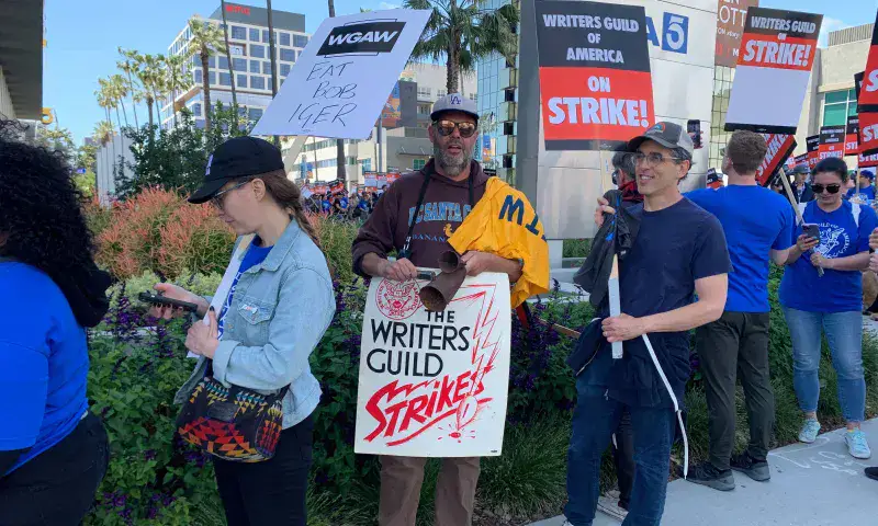 Guionistas de Hollywood paralizan la industria con su huelga