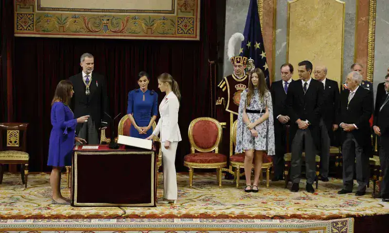 Princesa Leonor presta juramento que la legitima como futura reina de España